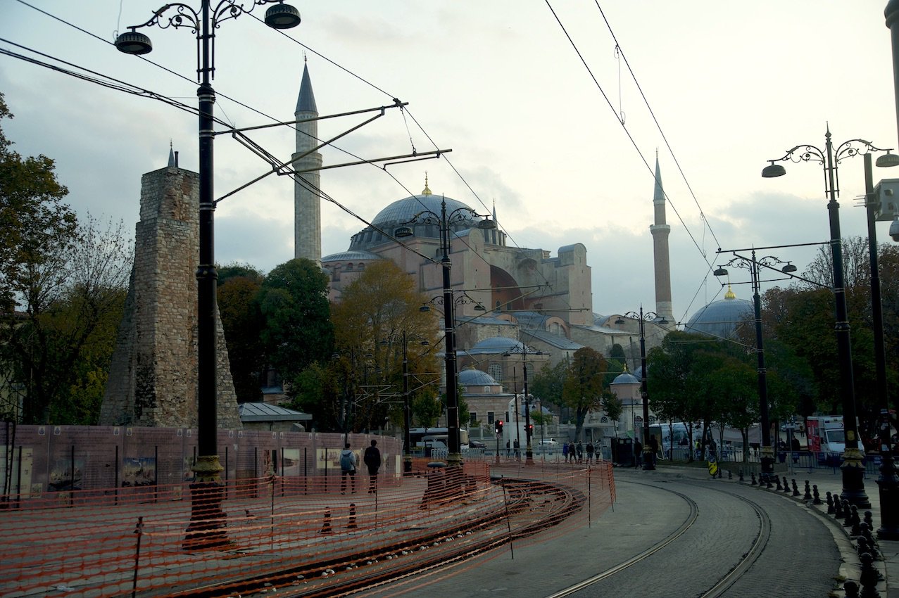 Улочка Стамбула, вид на Софийский собор