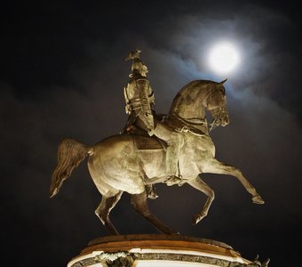 "Такая разная Луна"  20 ноября'21, памятник Николаю I на Исаакиевской площади.  #этоПитер