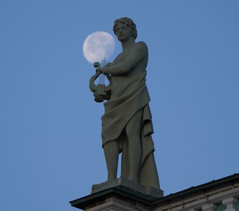 Луна и скульптура балюстрады Эрмитажа