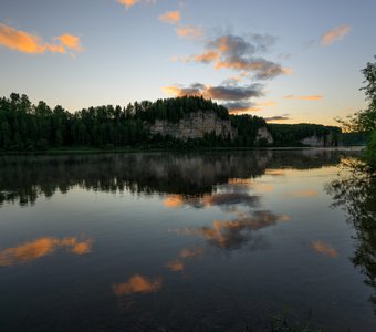 Рассвет на реке Вишера, камень Говорливый