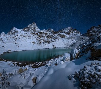 Горное озеро ночью