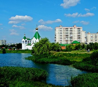 Всехсвятская и Крестильная церкви на берегу Суздальского пруда в Новокосино.