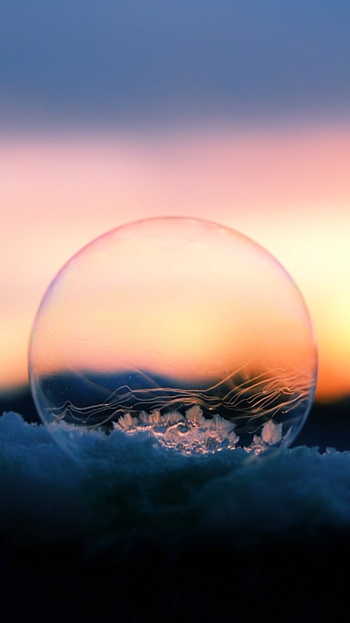 Замерзает мыльный пузырь