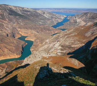 Сулакский каньон с видом на Чиркейское водохранилище..