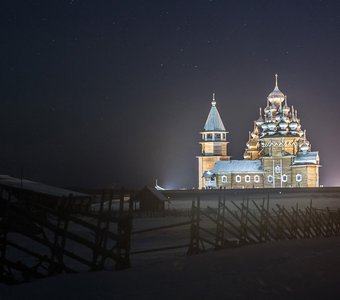 Морозная ночь над островом Кижи.
