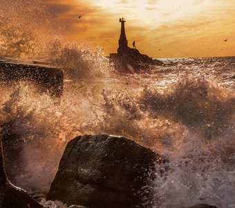 Маяк, расположенный на северном моле морского порта города Холмска, был построен японцами во времена, когда южная часть острова Сахалин входила в состав Японской империи.