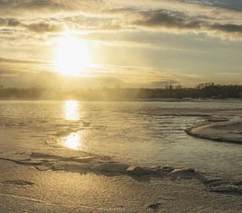 солнечная дорожка на открытой воде реки