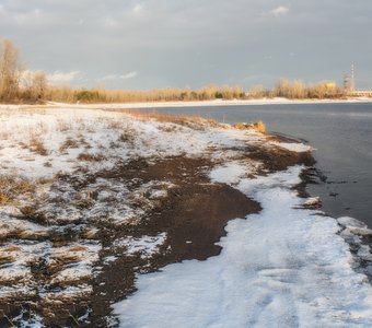солнечный свет лег на прибрежную зону реки