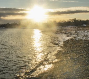 кромка берега в свете солнечной энергии