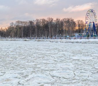 Блинчатый лед в Петрозаводской губе Онежского озера.