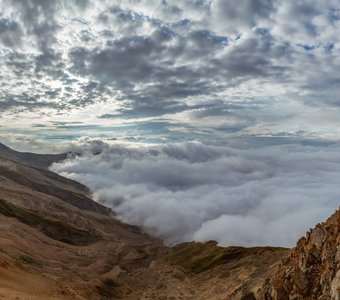 Густой туман поднимается по склону Шалбуздага