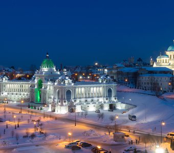 Дворец Земледельцев и Собор Казанской иконы Божьей Матери морозным вечером.