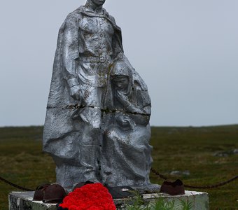 Памятник на братской могиле морским десантникам на п-ове Рыбачий