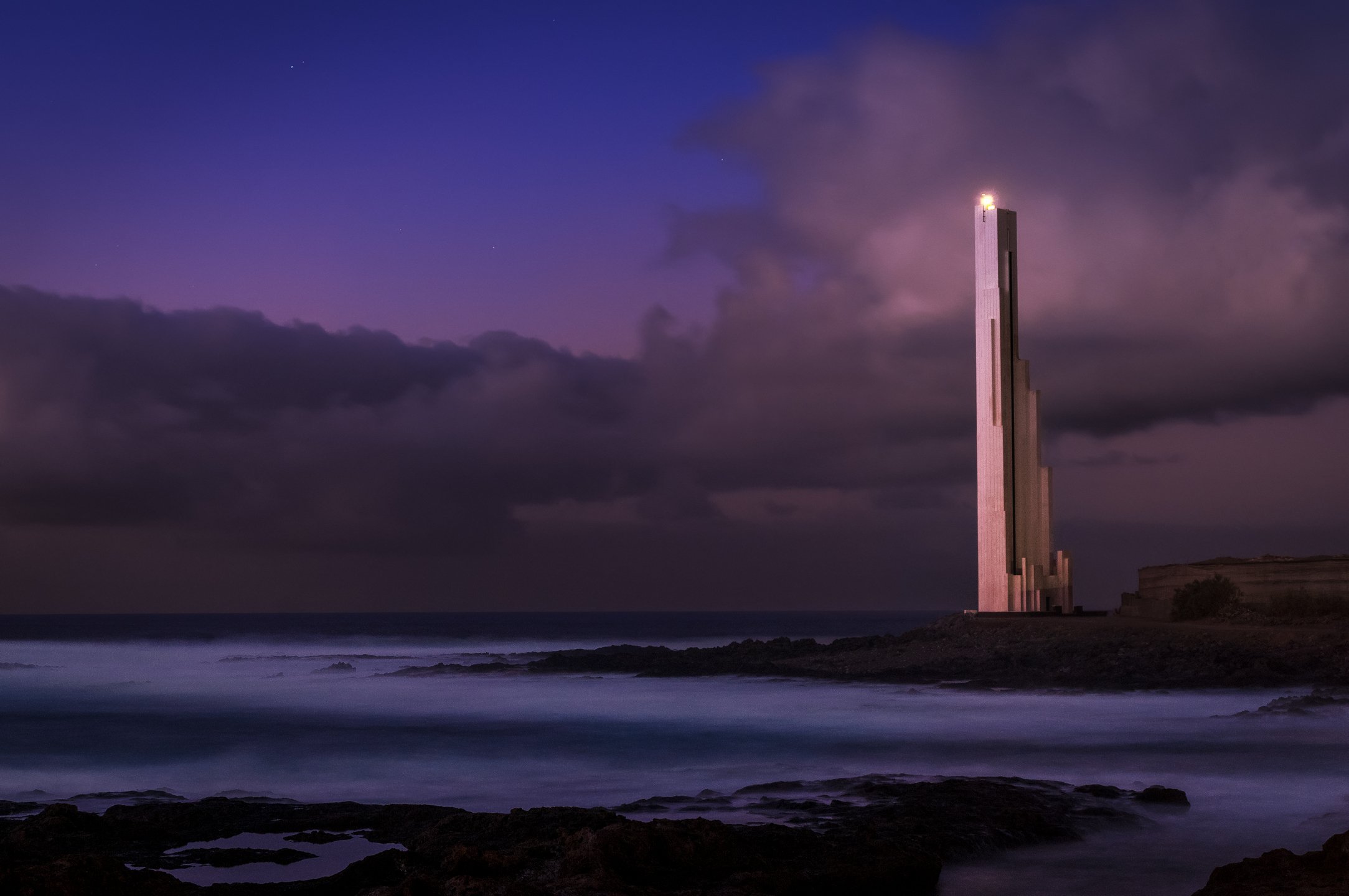 Гаснущее небо над зажегшимся маяком. Faro de Punta del Hidalgo