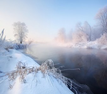 Морозное утро на зимней реке