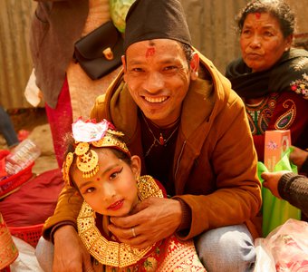 Дочка с отцом во время Непальского празднования