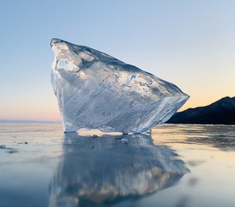 Закат на льду Байкала