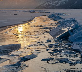 Становая трещина на Байкале, недалеко от  Б. Голоустного.