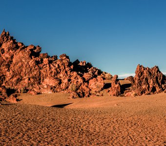 Закат в каменистой пустыне