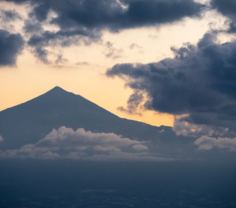 Вулкан на восходе