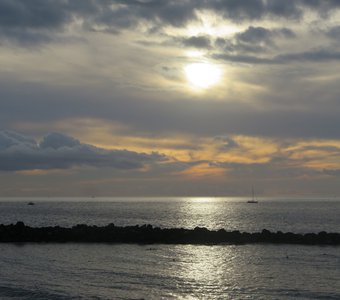 И корабль плывёт