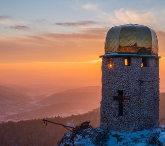 Закатный луч в окне монастыря Шулдан