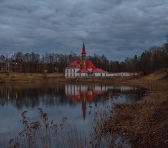 Приоратский замок в Приоратском парке