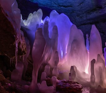 Ледяные сталагмиты пещеры Китеж