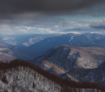 Затаились гор вершины в облаках