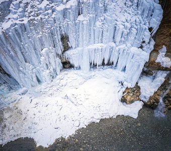 Замёрзшие каскады Чегемских водопадов