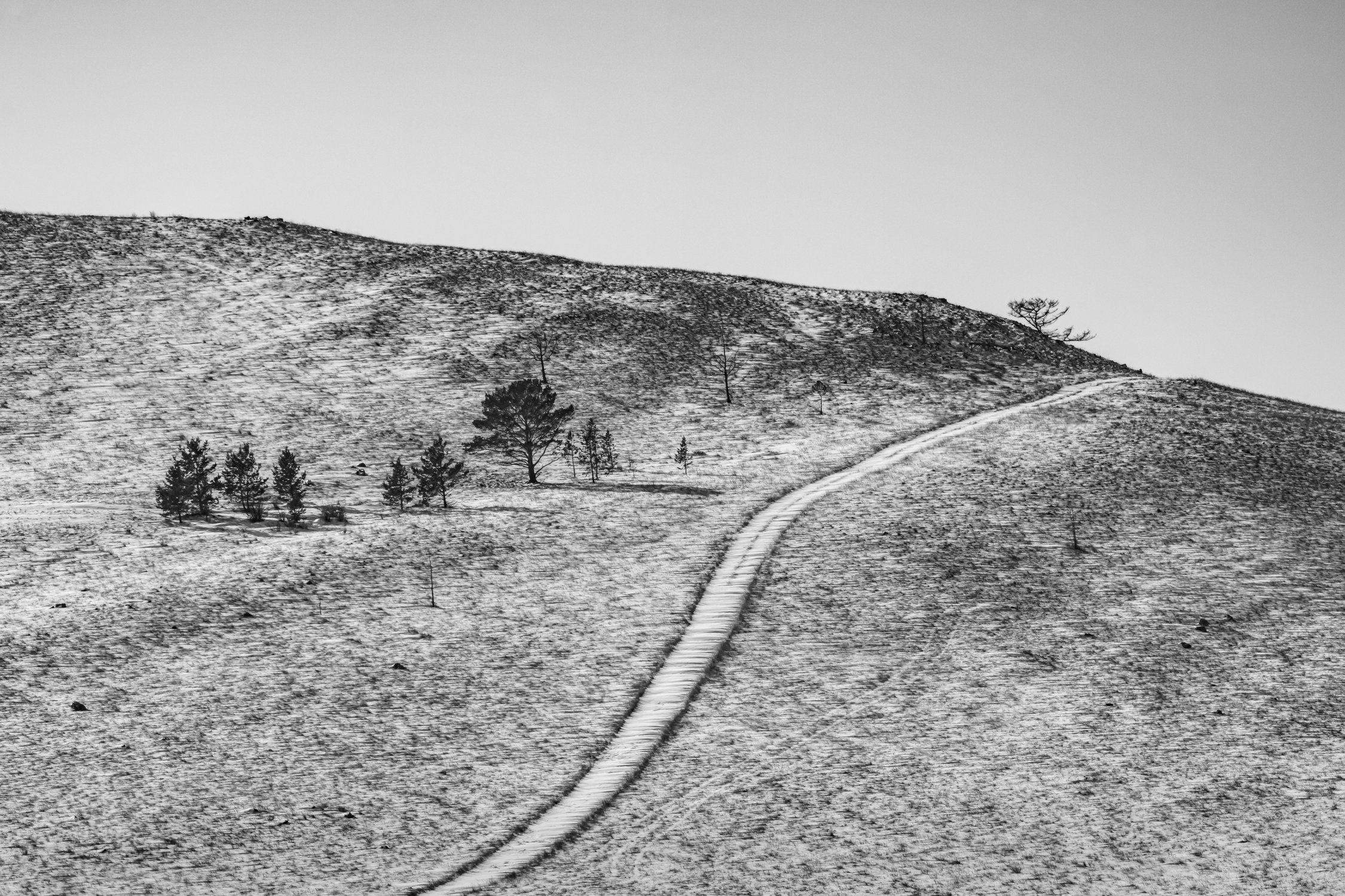 Зимняя дорога на склоне холма