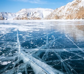 Бесконечные трещины в байкальском льду