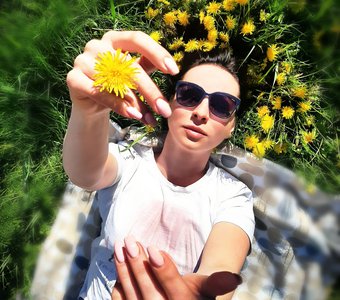 В одуванчиках