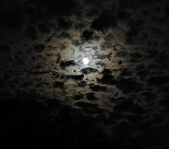 Ночная луна в облачках