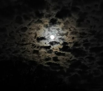 Ночная луна в облачках