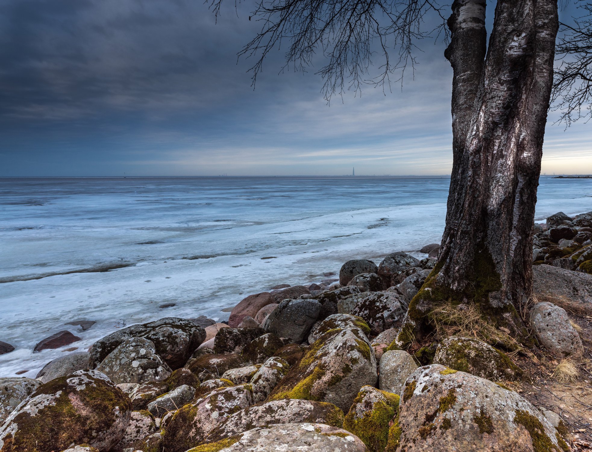 На побережье