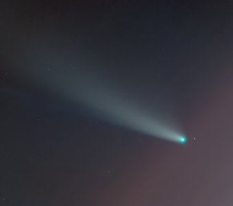 Комета C2020-F3-NEOWISE на фоне лёгкой облачности.