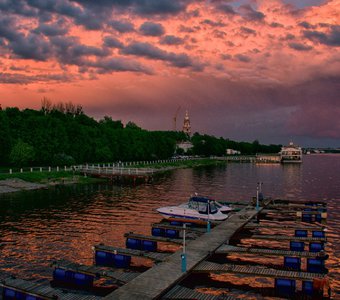 Закат на набережной в Костроме
