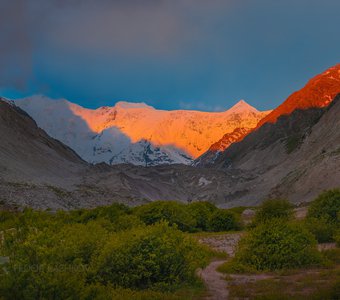 Безенгийская стена на рассвете