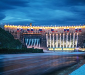 Саяно-Шушенская ГЭС с вечерней иллюминацией