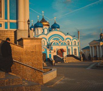 Монах в свете закатного солнца