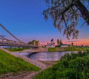 Отреставрированные мосты через реку Великая в городе Остров — единственные цепные транспортные мосты середины XIX века, сохранившиеся на территории России.