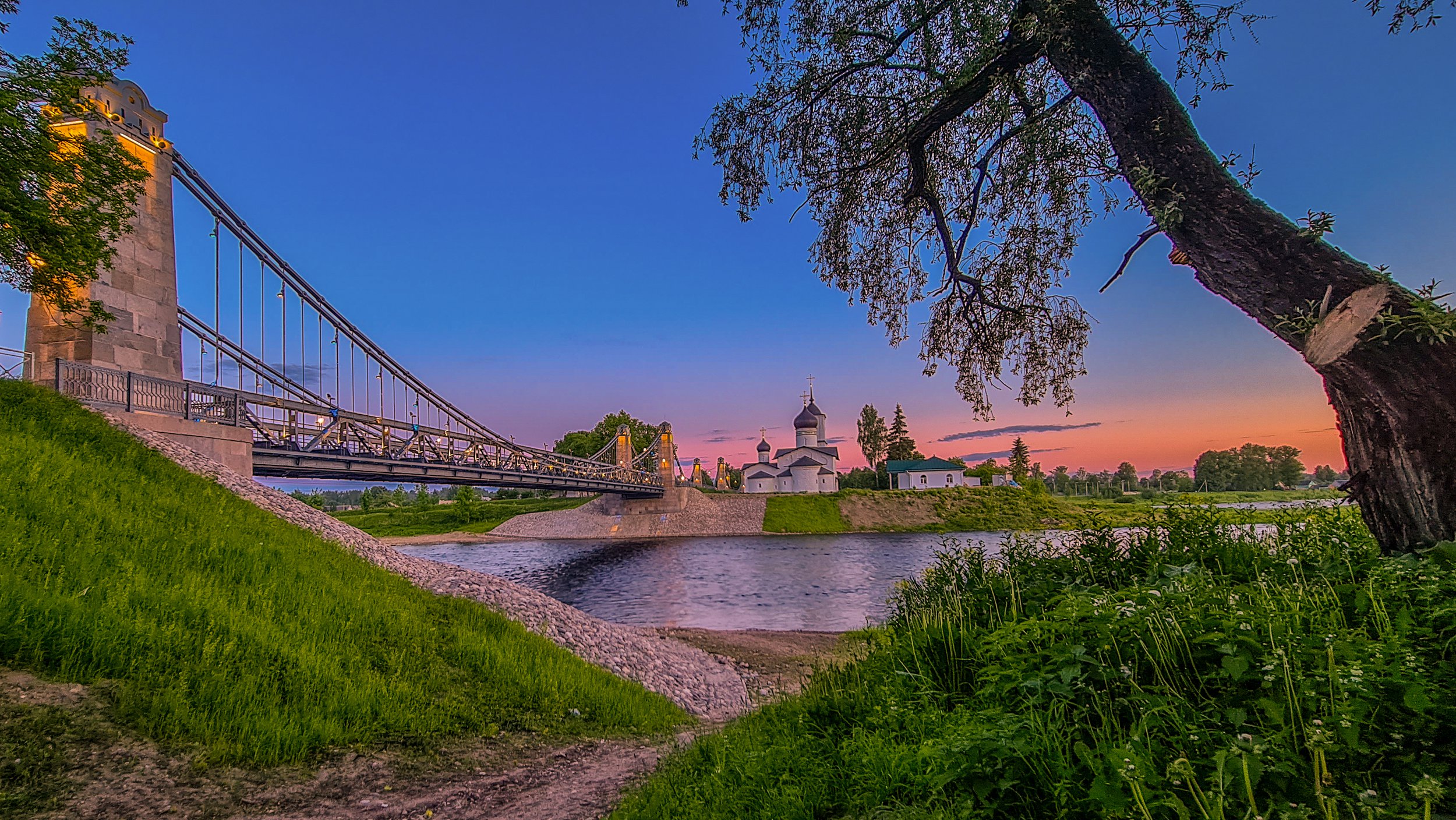 Отреставрированные мосты через реку Великая в городе Остров — единственные цепные транспортные мосты середины XIX века, сохранившиеся на территории России.