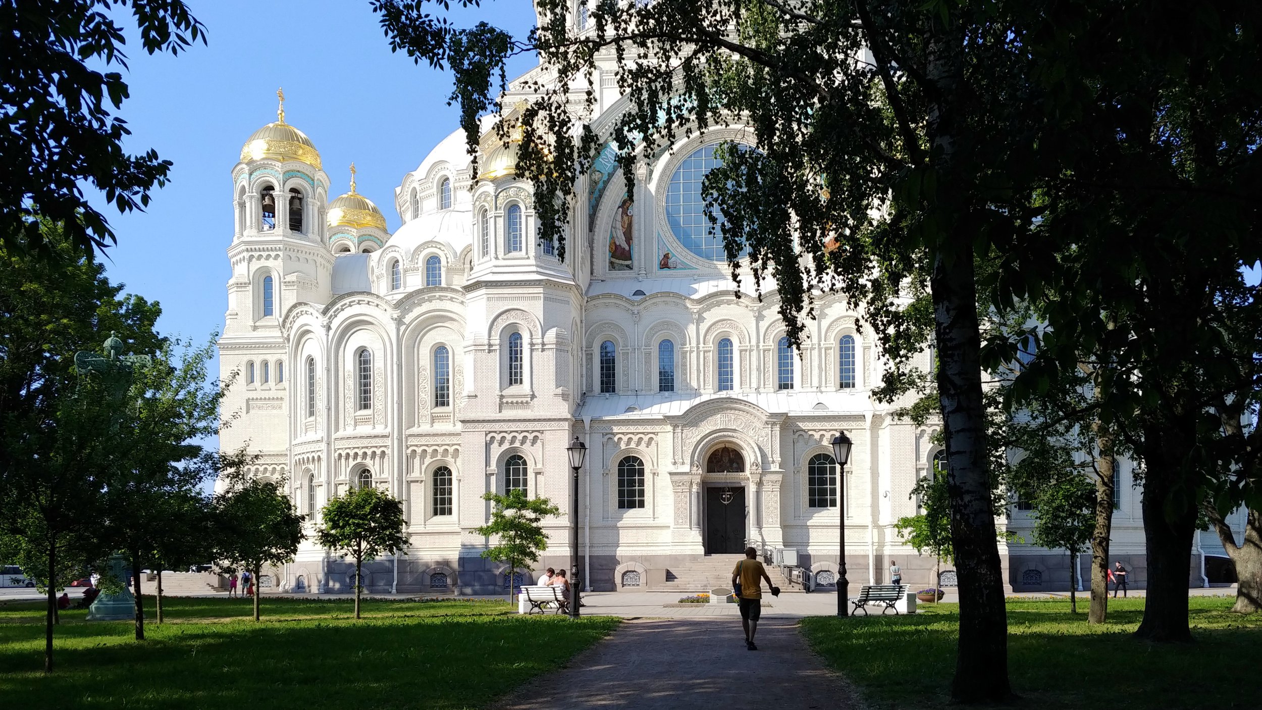 Сад у Никольского собора в Кронштадте