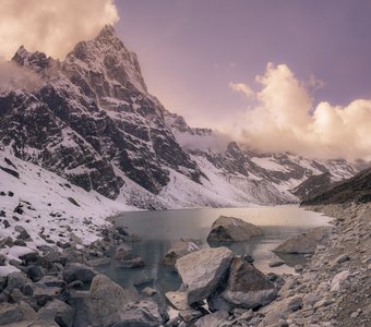 Высокогорное озеро Chola и вершина Cholatse в Гималаях