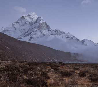 Прекрасная и неприступная Ама Даблам на закате, Гималаи