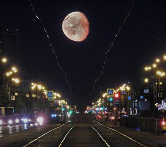 Это Купчино, Петербург, Луна над Бухарестской улицей.