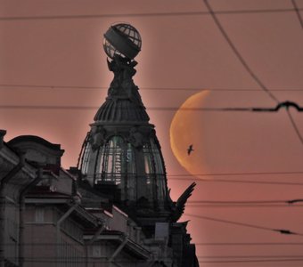 Луна над Невским проспектом 2021