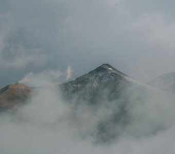 Вершина горы в тумане. Северная Осетия.