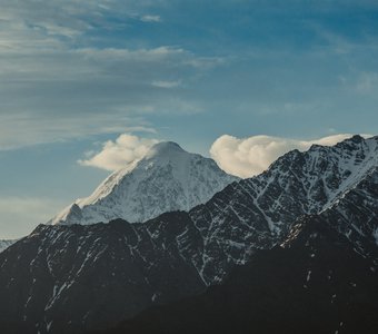 Белоснежная вершина на рассвете. Северная Осетия.